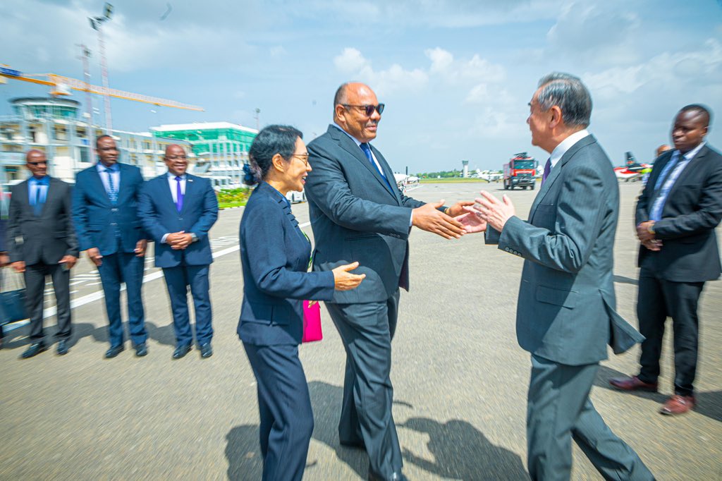 Wang Yi oo gaaray Dar es Salaam.jpg